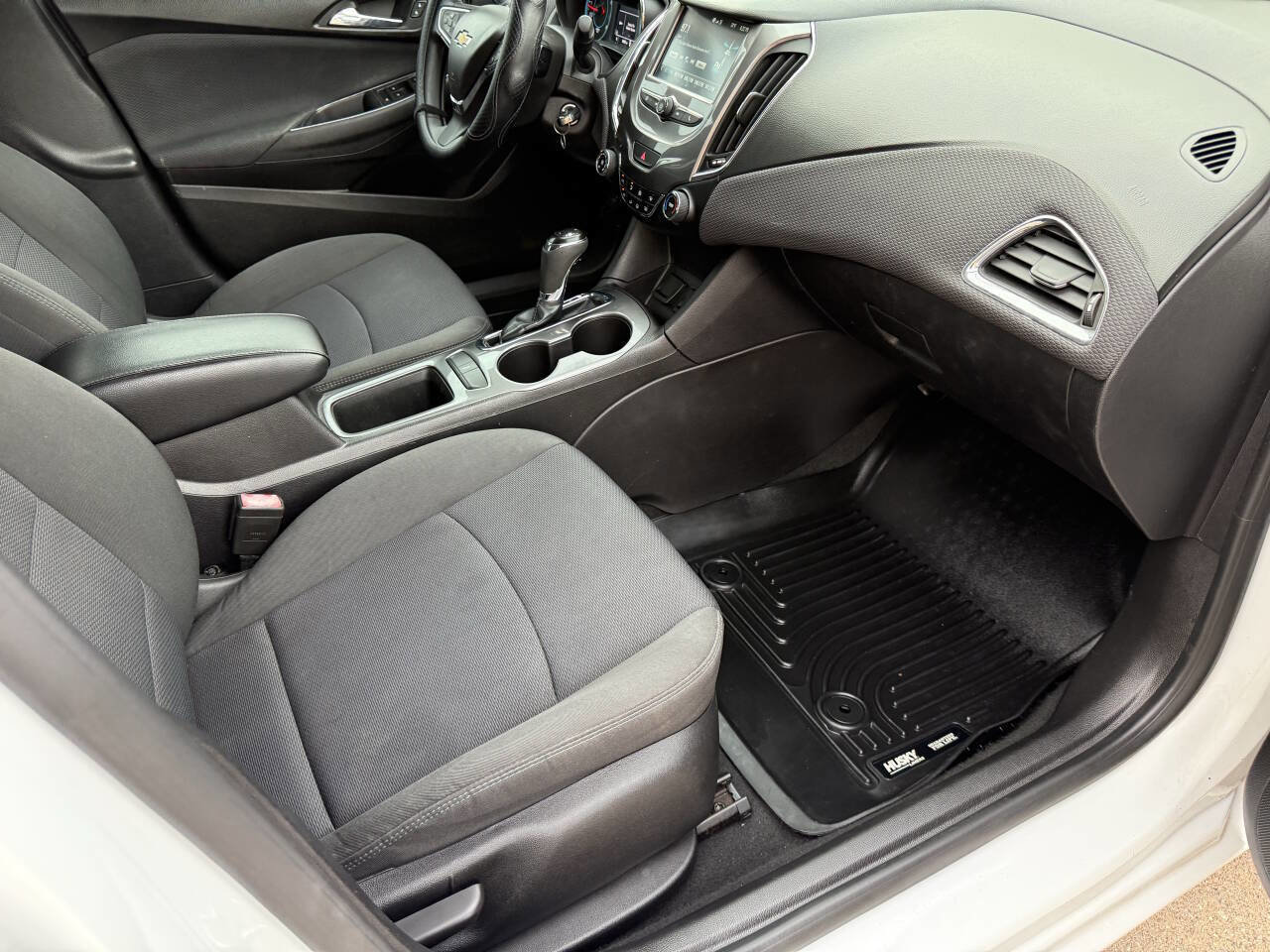 Used 2017 Chevrolet Cruze LT image 20