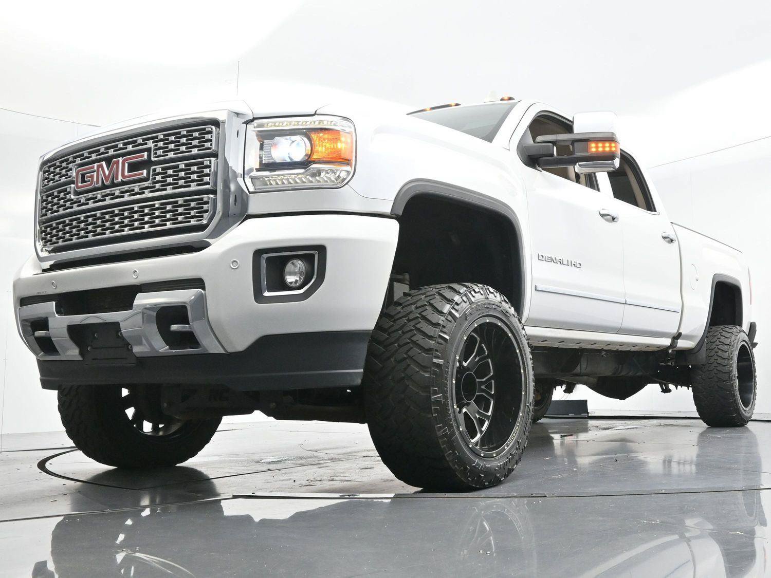 Used 2019 GMC Sierra 2500 Denali w/ Duramax Plus Package AWD/4WD image 46
