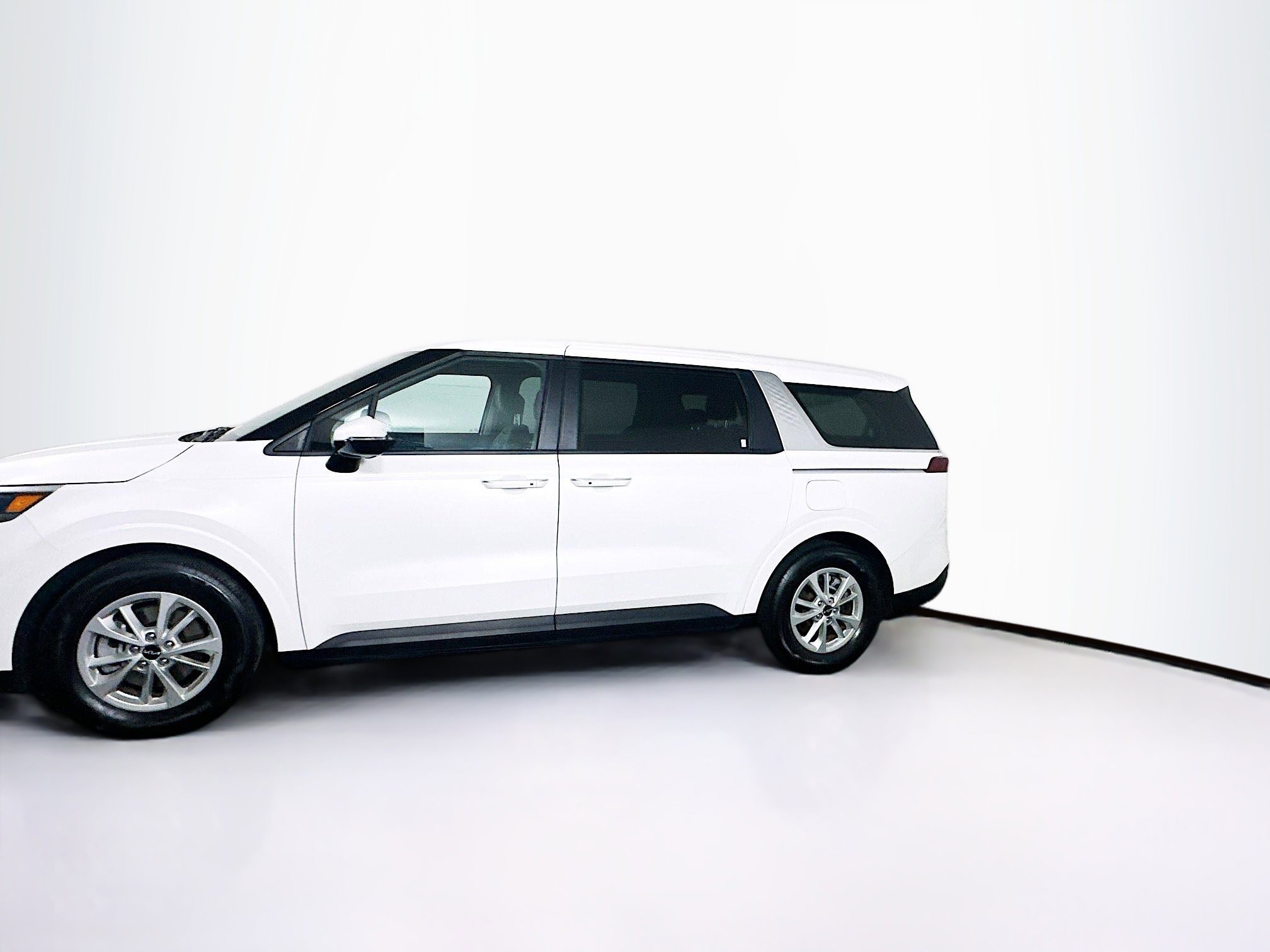 Used 2024 Kia Carnival LX image 4