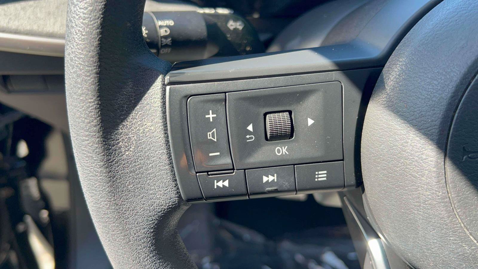 Used 2025 Nissan Kicks SV AWD/4WD image 13
