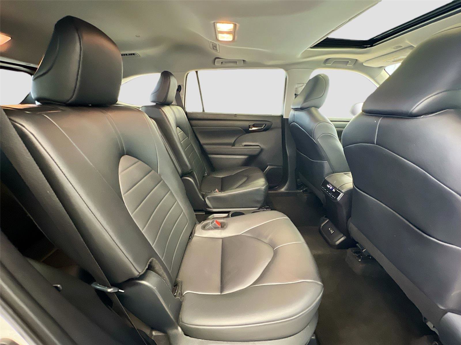 Used 2024 Toyota Highlander XLE image 32