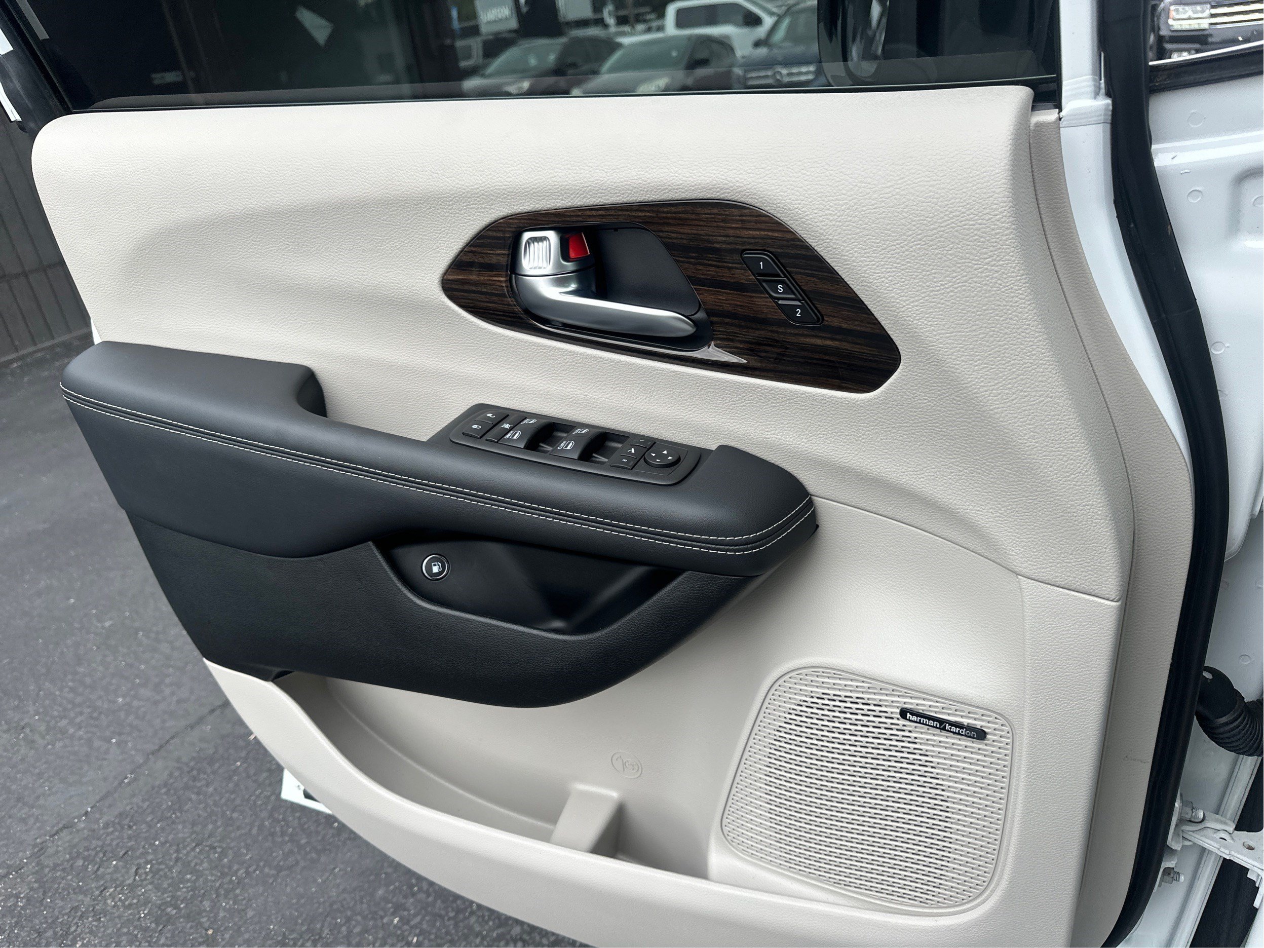 Used 2023 Chrysler Pacifica Limited w/ Uconnect Theater Family Group FWD image 21
