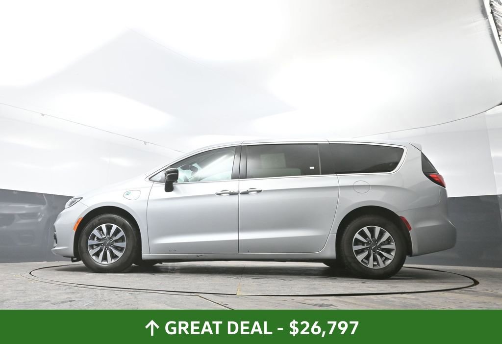 Used 2024 Chrysler Pacifica Select image 57