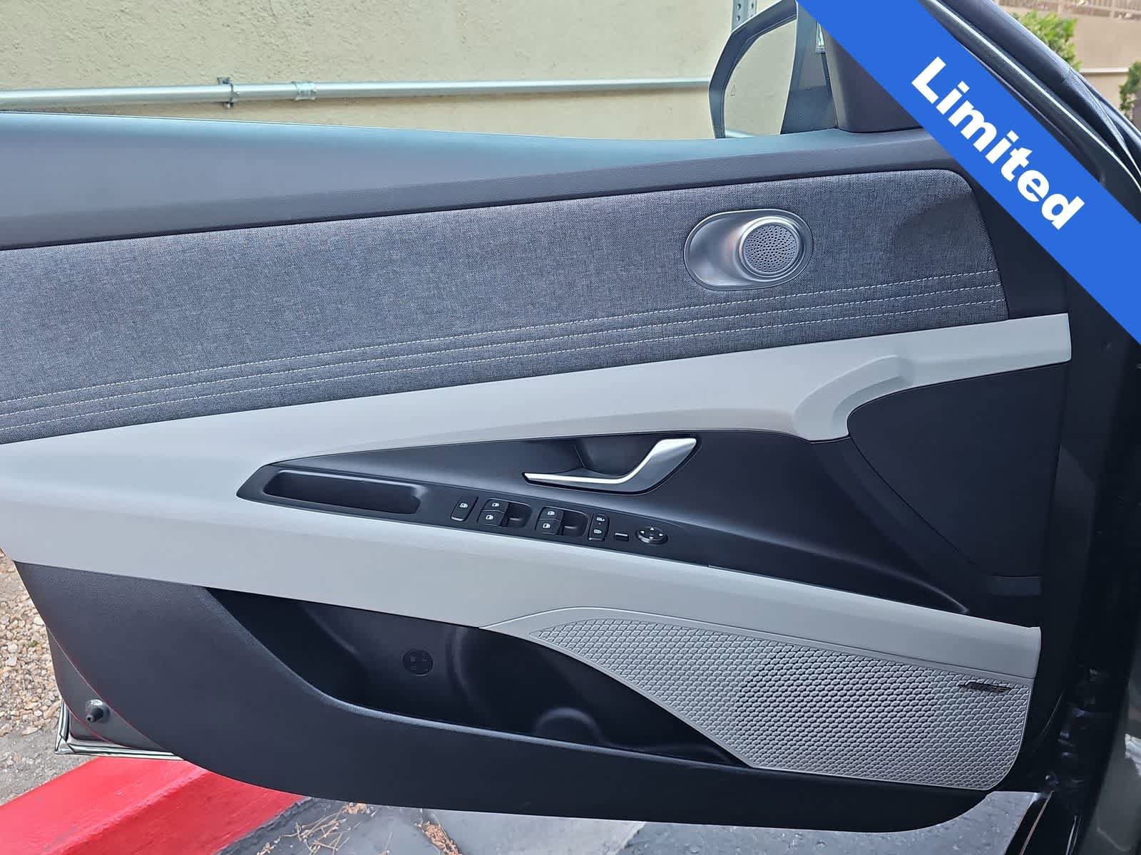 Used 2025 Hyundai Elantra Limited FWD image 28