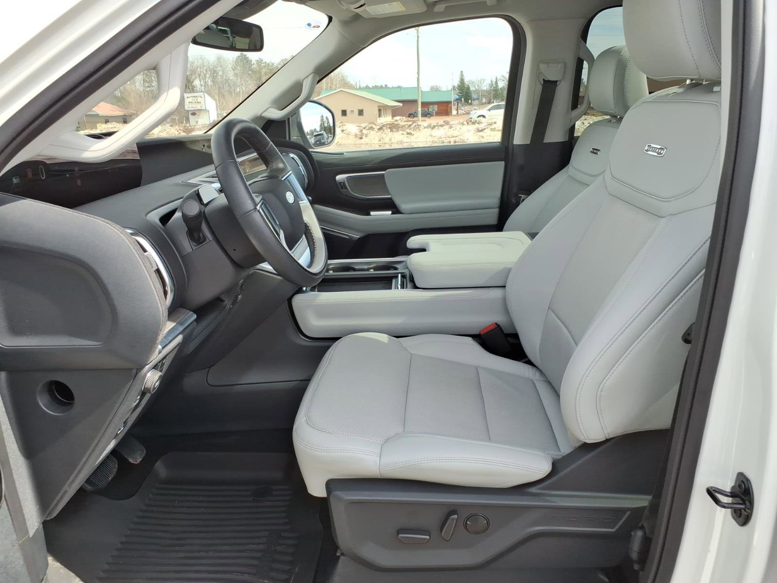 Used 2025 Ford Expedition Platinum w/ Driver's Package AWD/4WD image 13