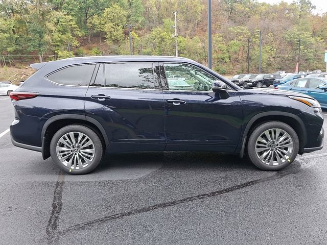 New 2025 Toyota Highlander Platinum image 9