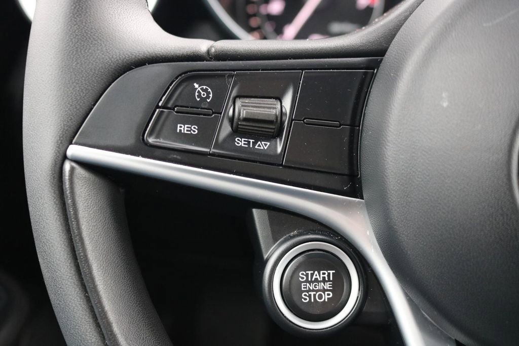 Used 2017 Alfa Romeo Giulia AWD image 21