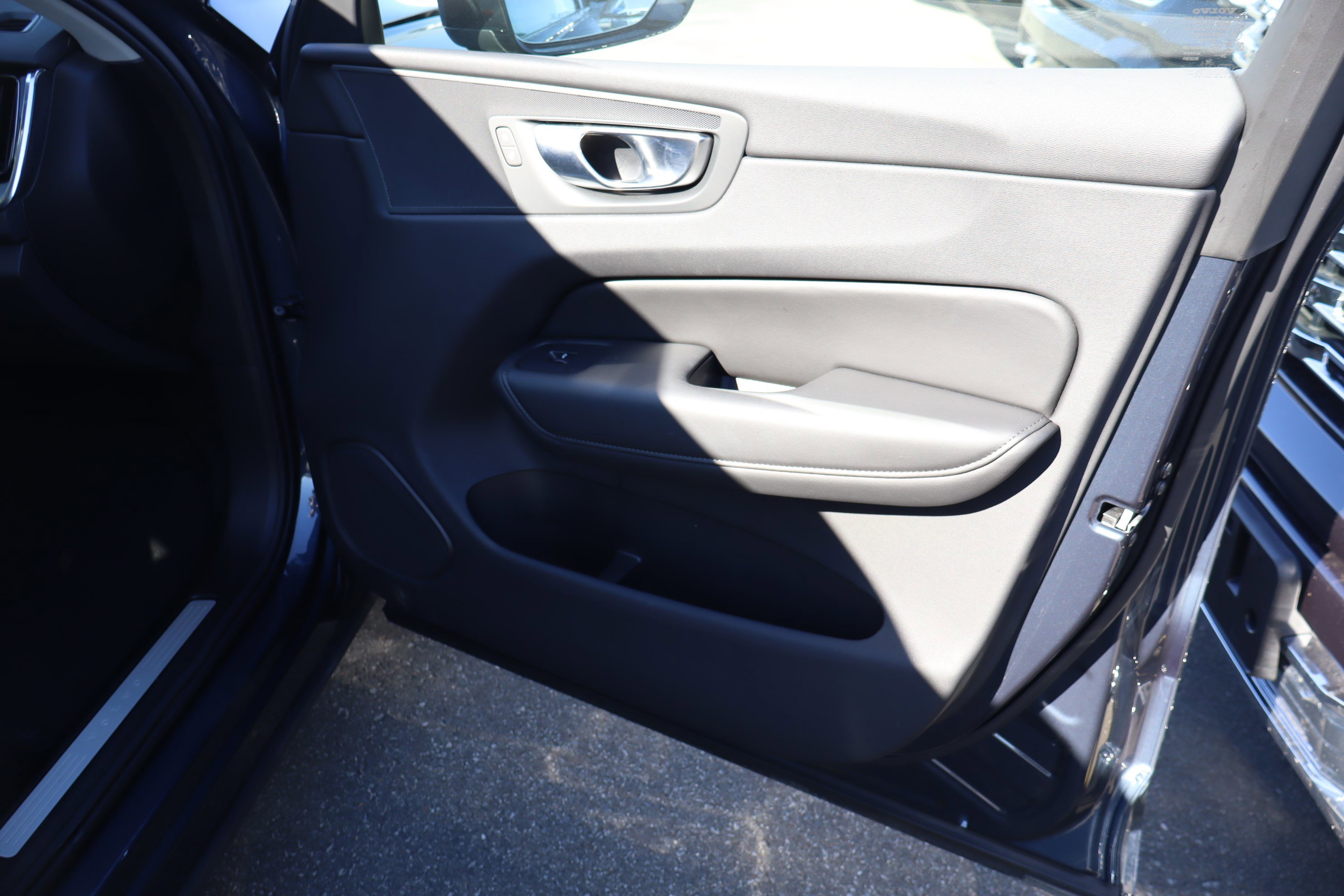 Used 2025 Volvo XC60 B5 Plus image 35