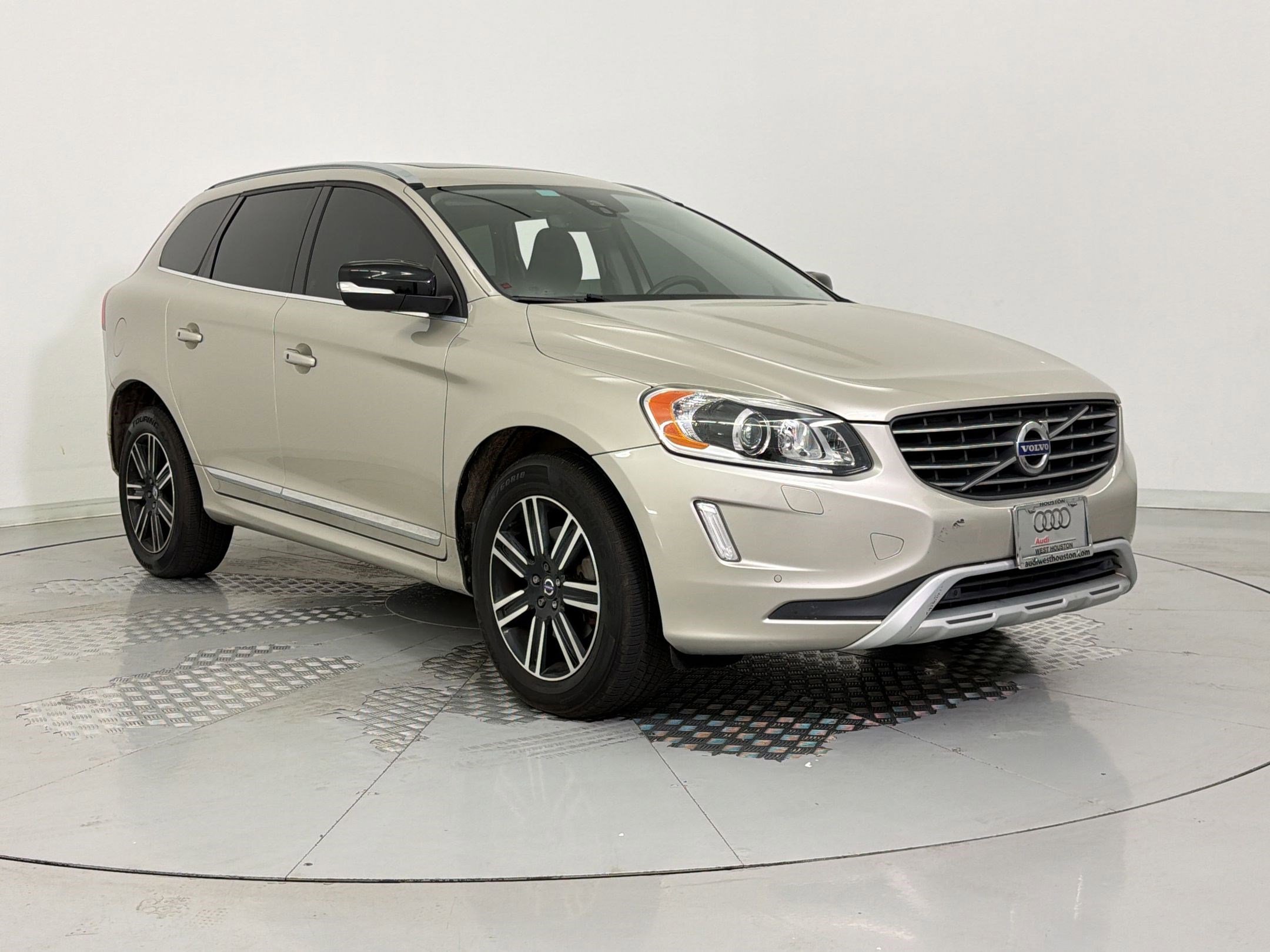 Used 2017 Volvo XC60 T5 Dynamic w/ Preferred Option Package FWD image 7