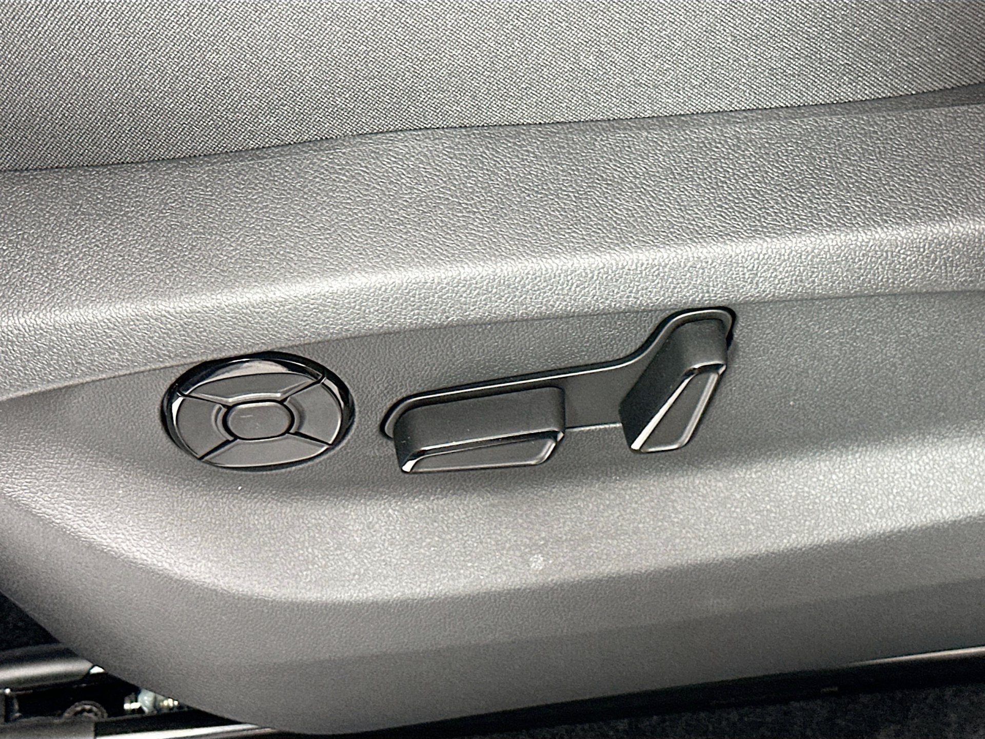 Certified 2026 Volkswagen Tiguan SE AWD/4WD image 17