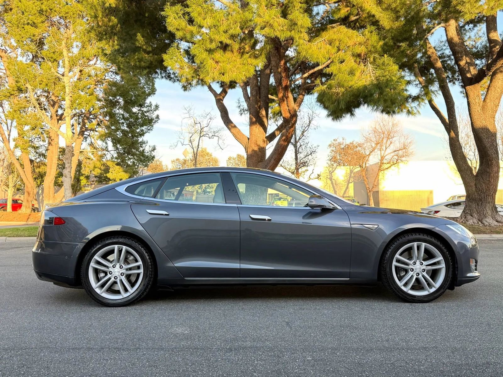 Used 2015 Tesla Model S 85 image 3