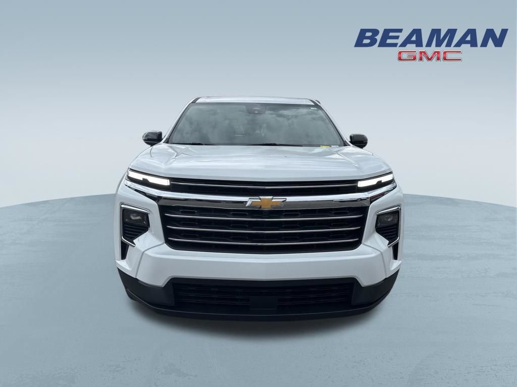 Used 2025 Chevrolet Traverse LT image 2