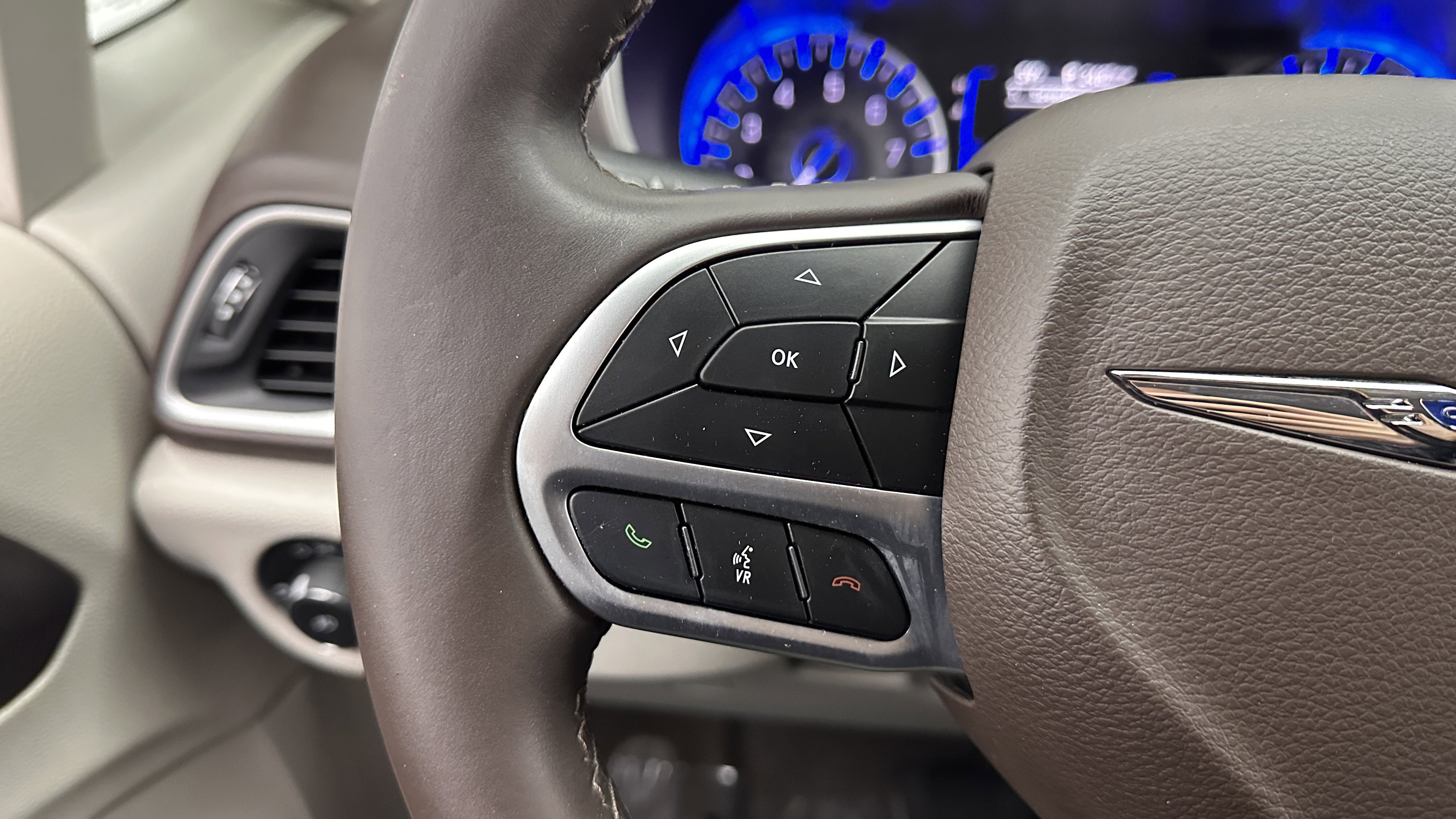 Used 2018 Chrysler Pacifica Touring-L image 17