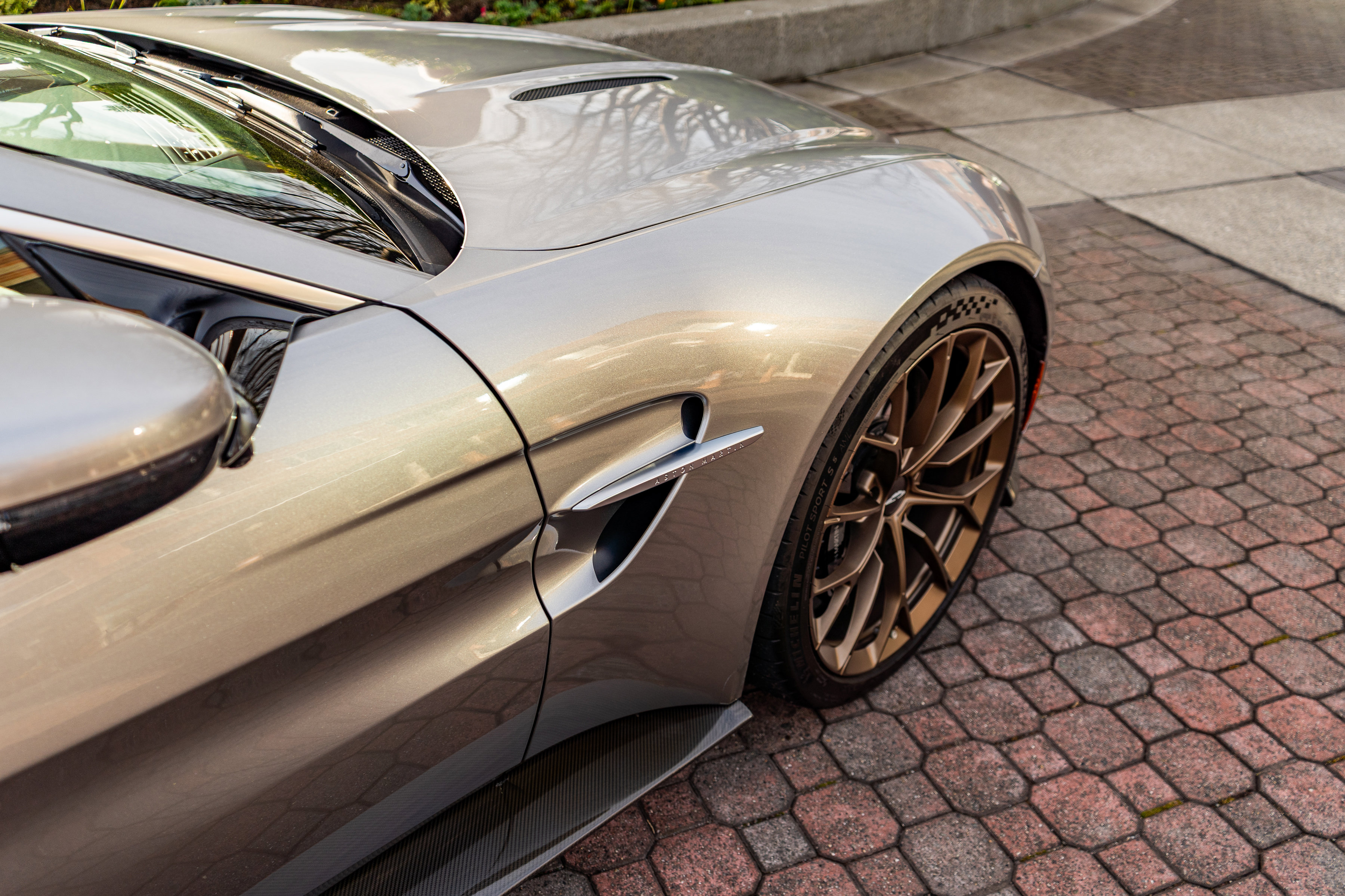 Used 2025 Aston Martin V8 Vantage Coupe image 8