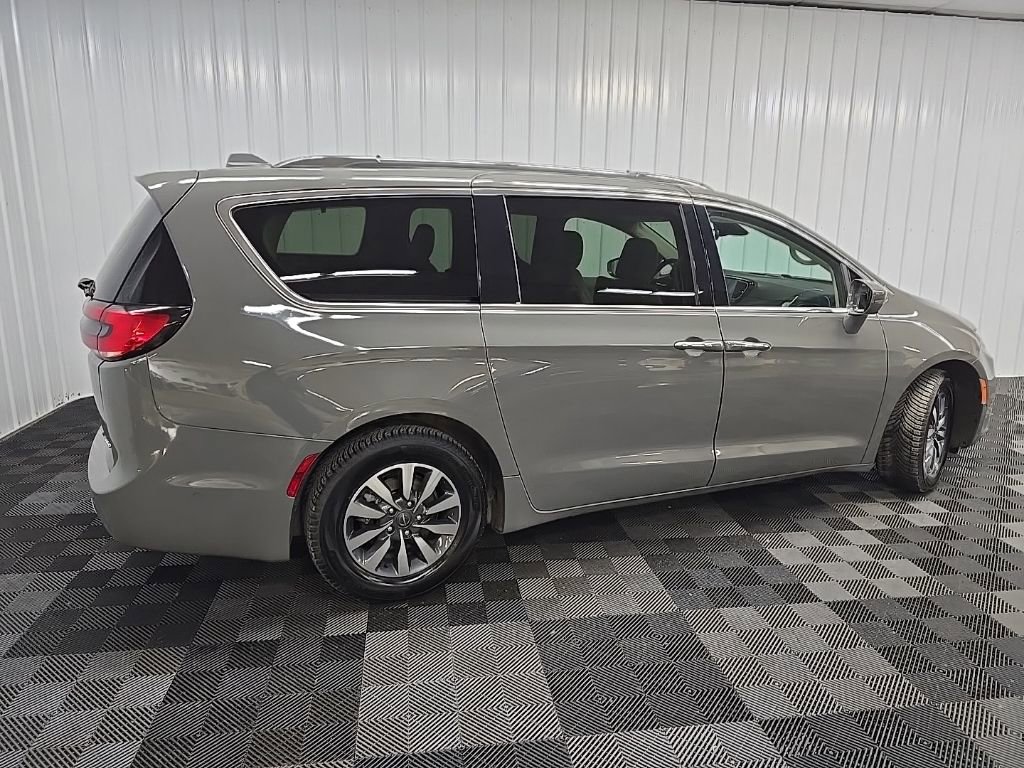 Used 2021 Chrysler Pacifica Touring-L image 3