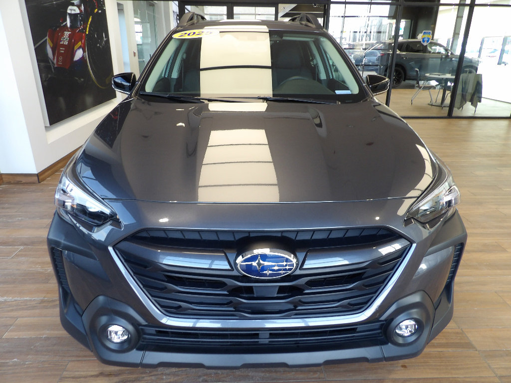 Used 2025 Subaru Outback Premium AWD/4WD image 2