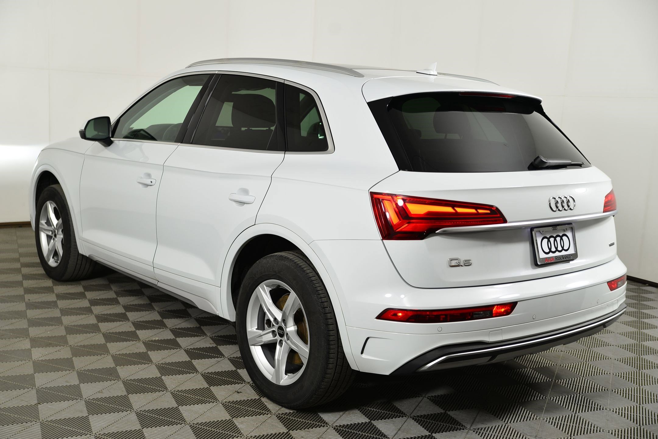 Certified 2023 Audi Q5 Premium w/ Convenience Package AWD/4WD image 3