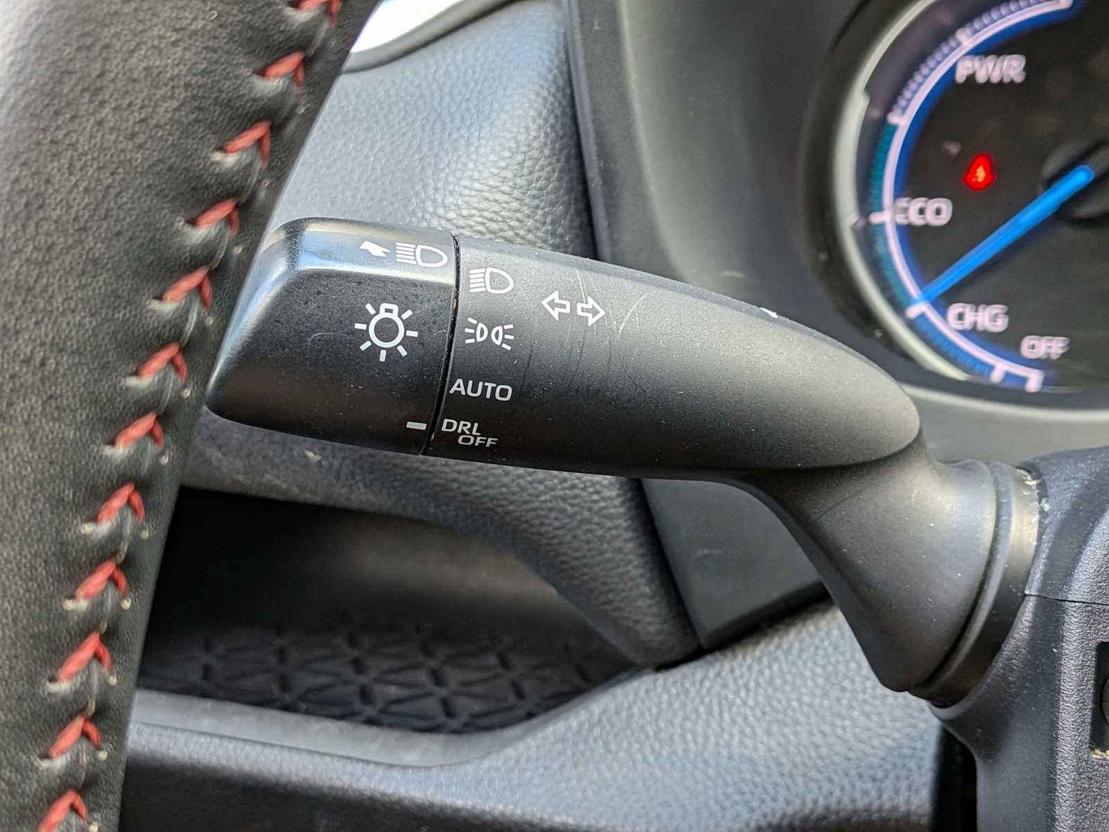 Used 2022 Toyota RAV4 SE w/ Weather & Moonroof Package AWD/4WD image 25