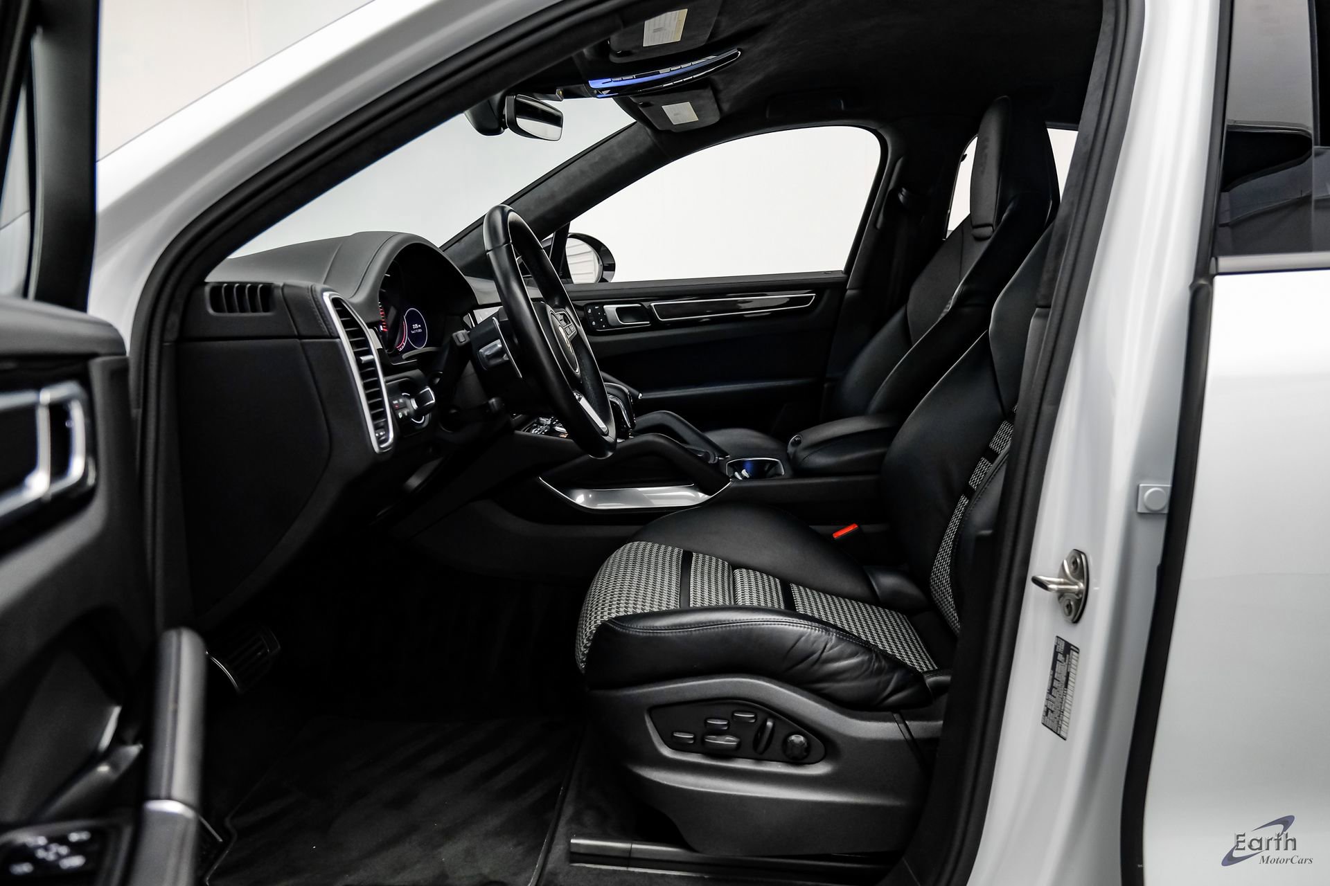 Used 2022 Porsche Cayenne Turbo image 36