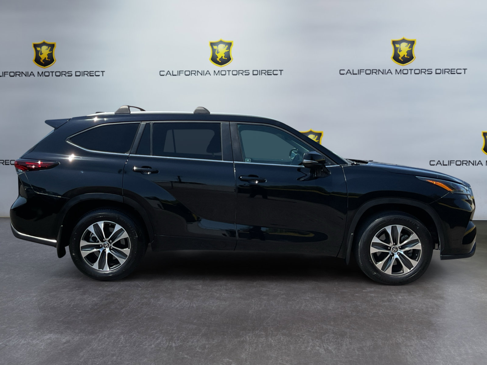 Used 2024 Toyota Highlander XLE FWD image 4