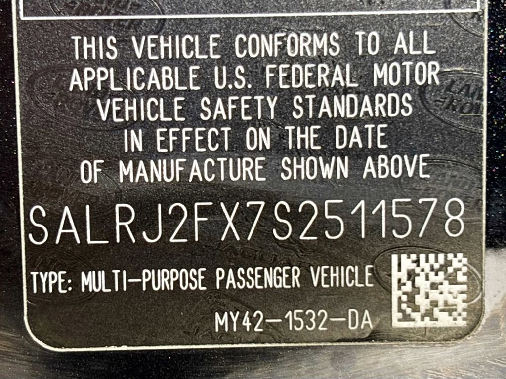 Used 2025 Land Rover Discovery S image 28