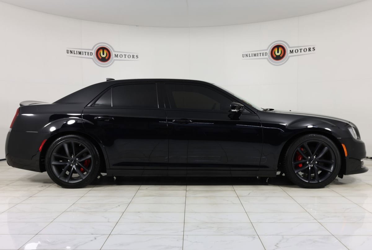 Used 2023 Chrysler 300 C RWD image 2