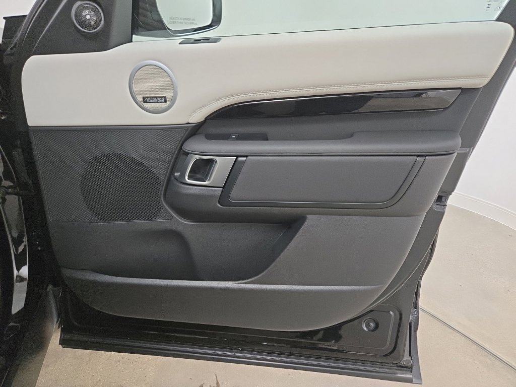 Certified 2025 Land Rover Discovery S AWD/4WD image 27