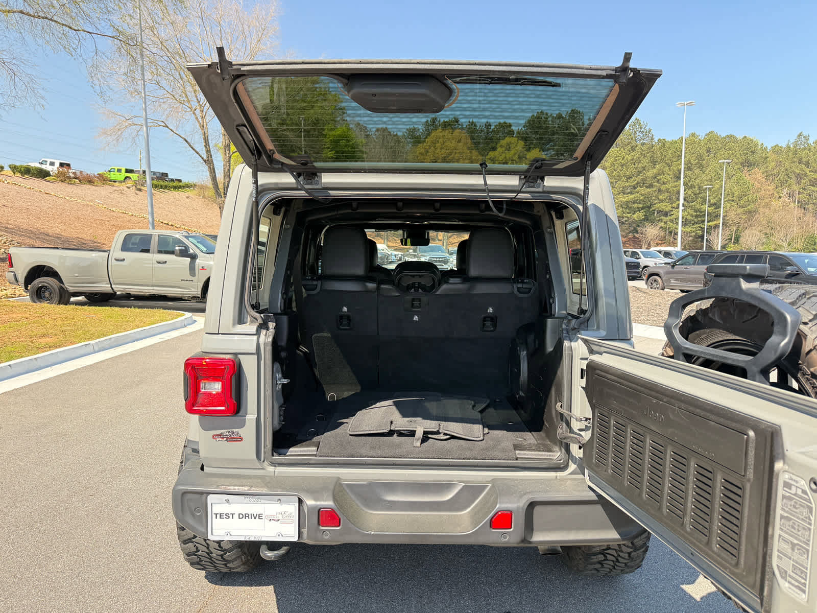 Used 2019 Jeep Wrangler Unlimited Sahara image 30