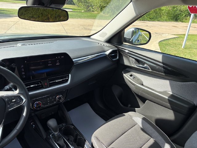 Used 2024 Chevrolet TrailBlazer LT w/ LT Cold Weather Package FWD image 40