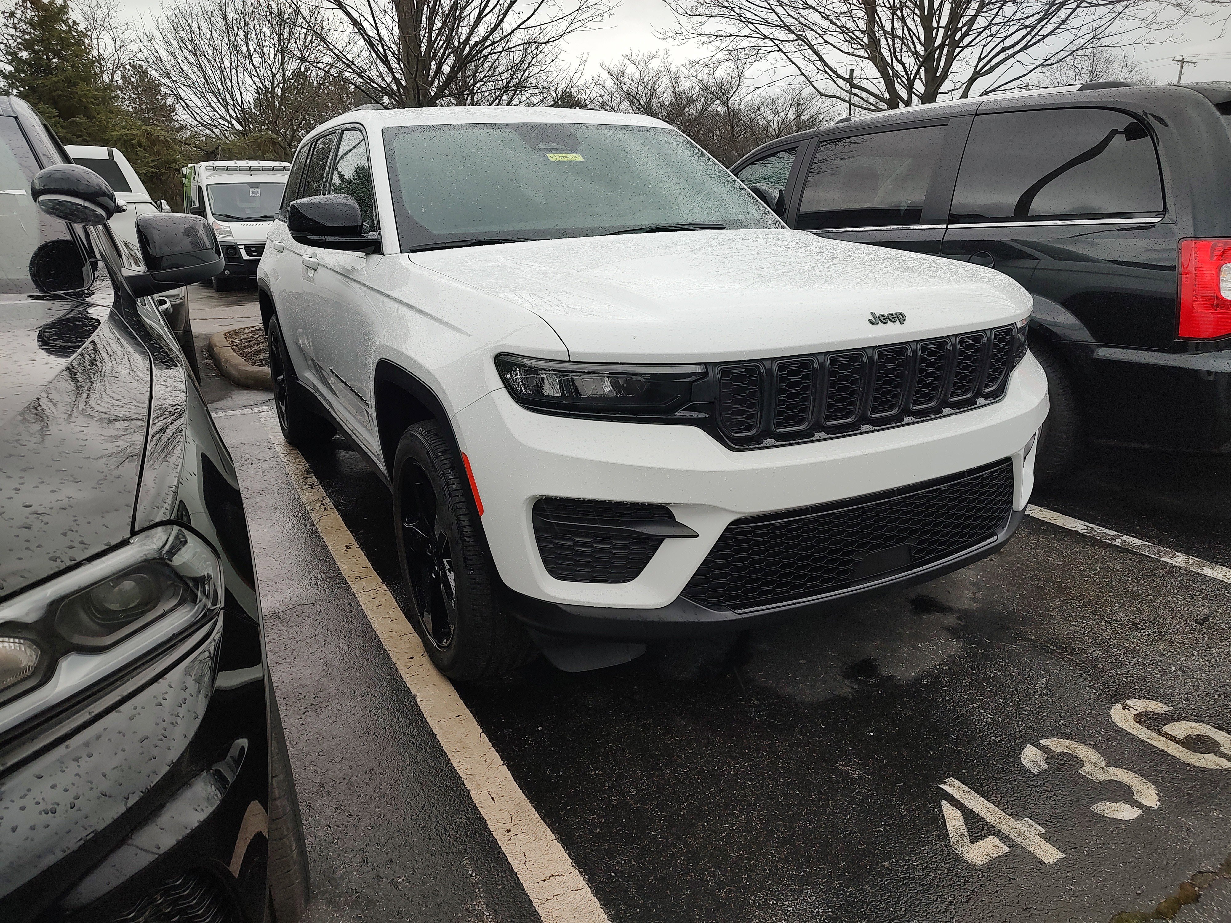 Used 2023 Jeep Grand Cherokee Altitude image 2