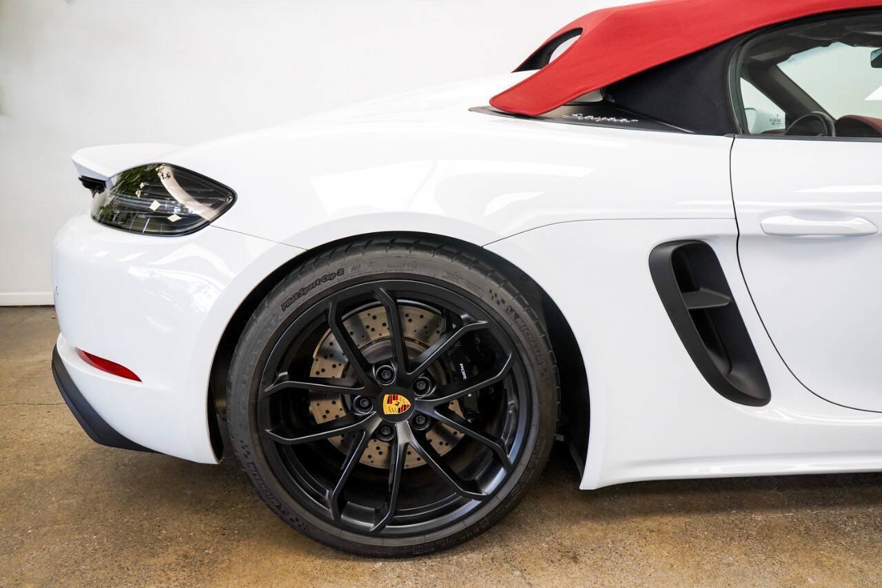 Used 2020 Porsche 718 Boxster Spyder RWD image 18