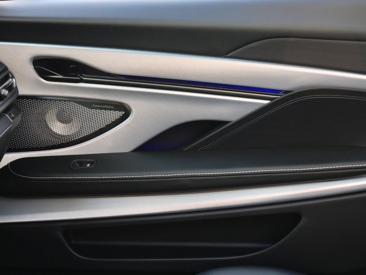 New 2026 Aston Martin Vanquish Convertible RWD image 19