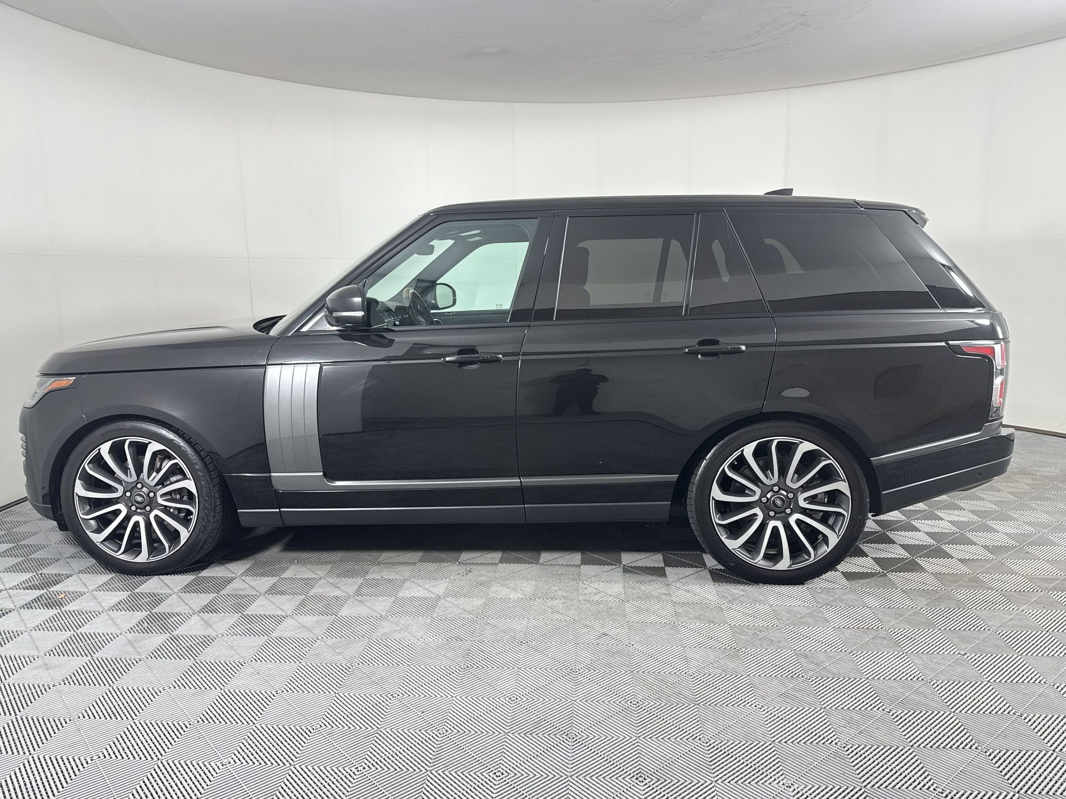 Used 2019 Land Rover Range Rover Supercharged AWD/4WD image 2