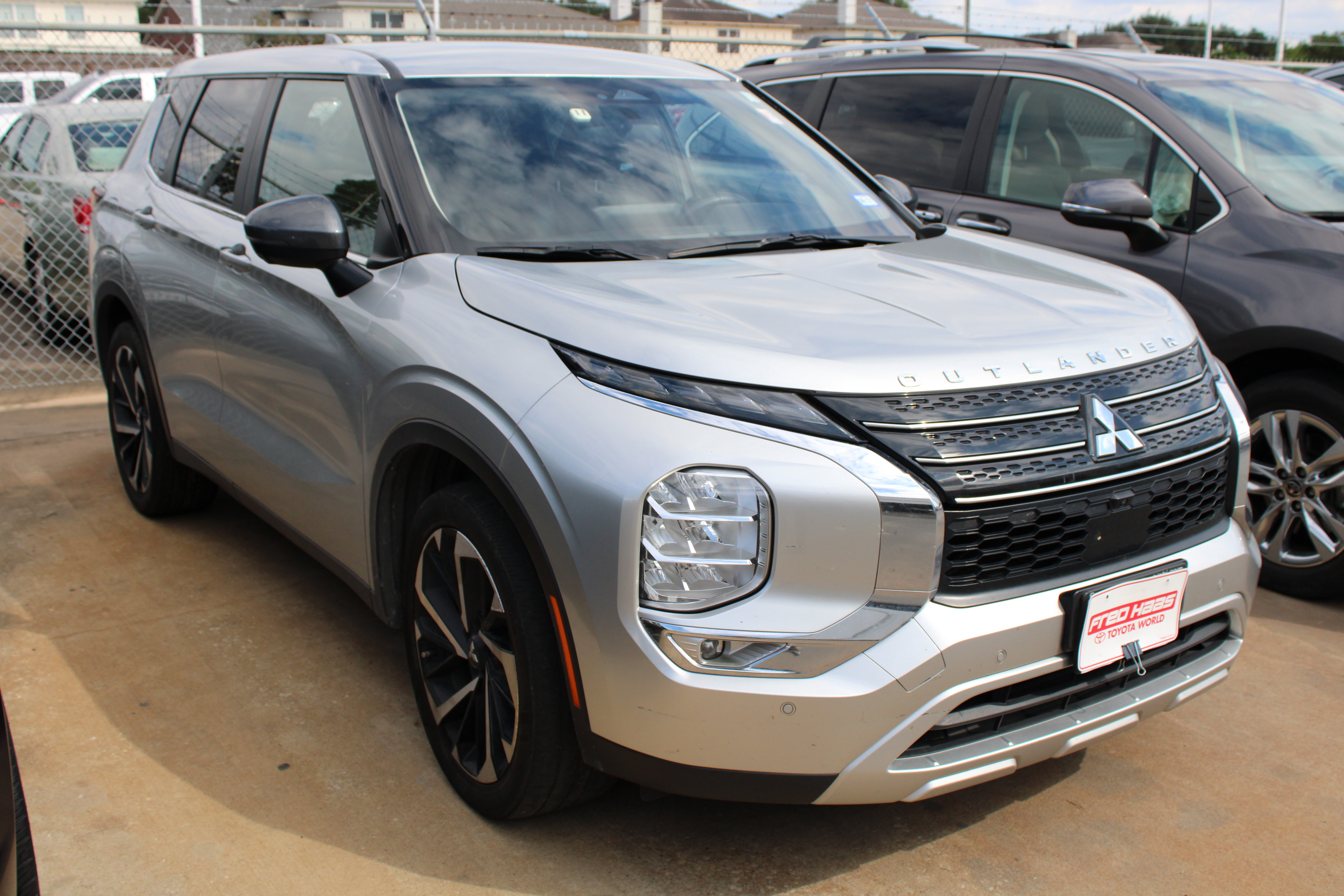 Used 2022 Mitsubishi Outlander SE FWD image 2