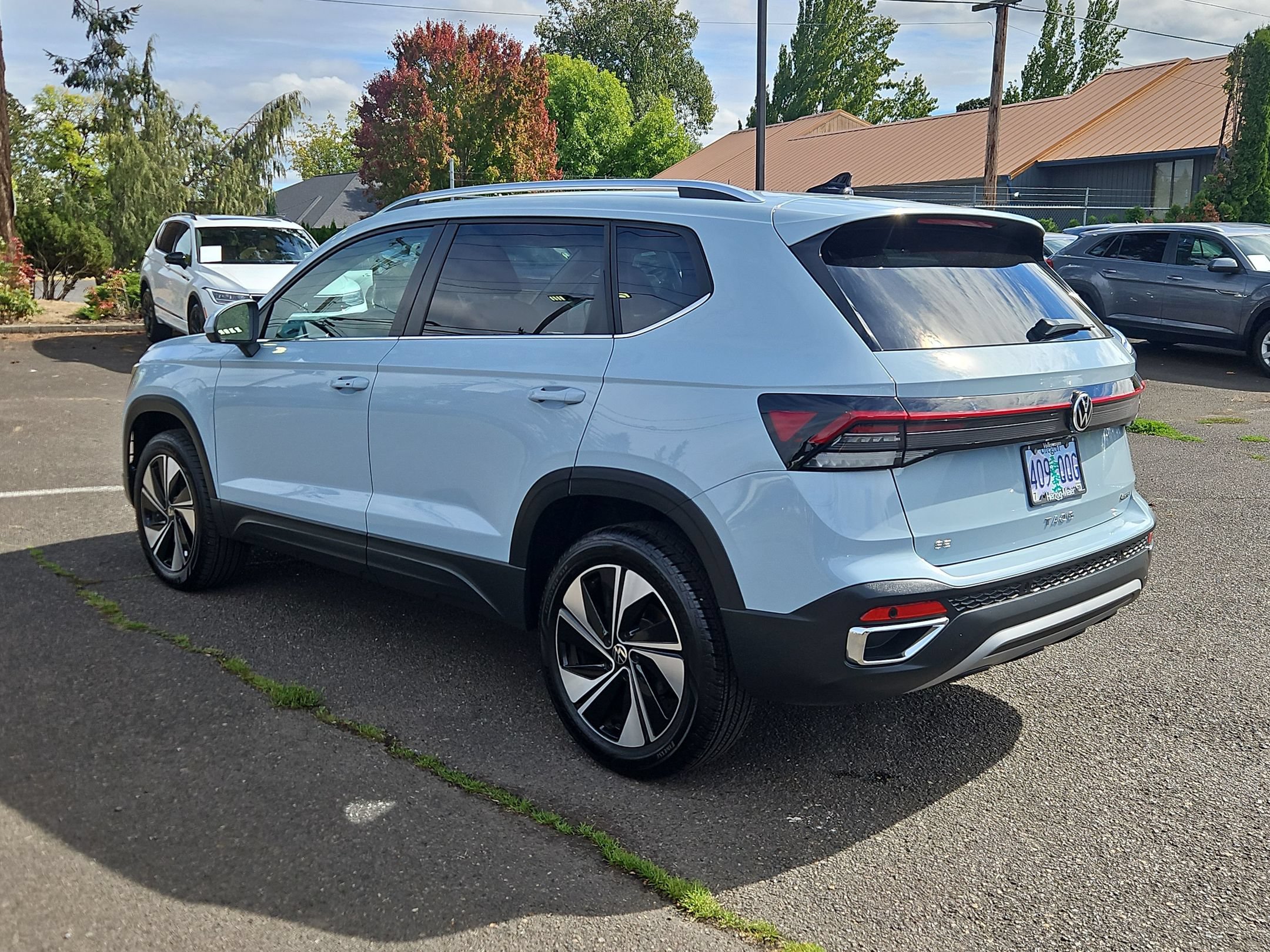 Used 2025 Volkswagen Taos SE w/ Panoramic Sunroof Package AWD/4WD image 3
