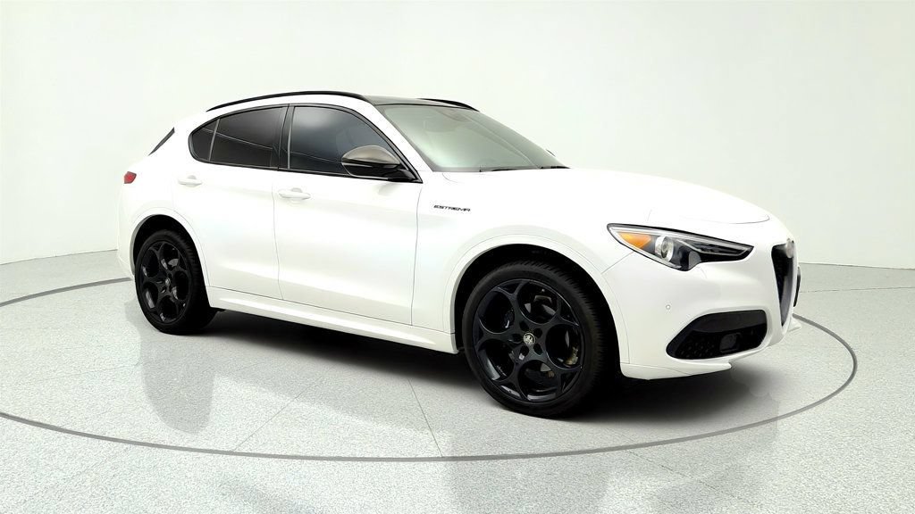 Used 2023 Alfa Romeo Stelvio Estrema AWD/4WD image 3