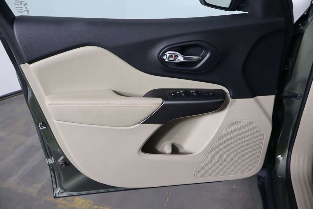 Used 2019 Jeep Cherokee Latitude w/ Popular Appearance Group AWD/4WD image 20