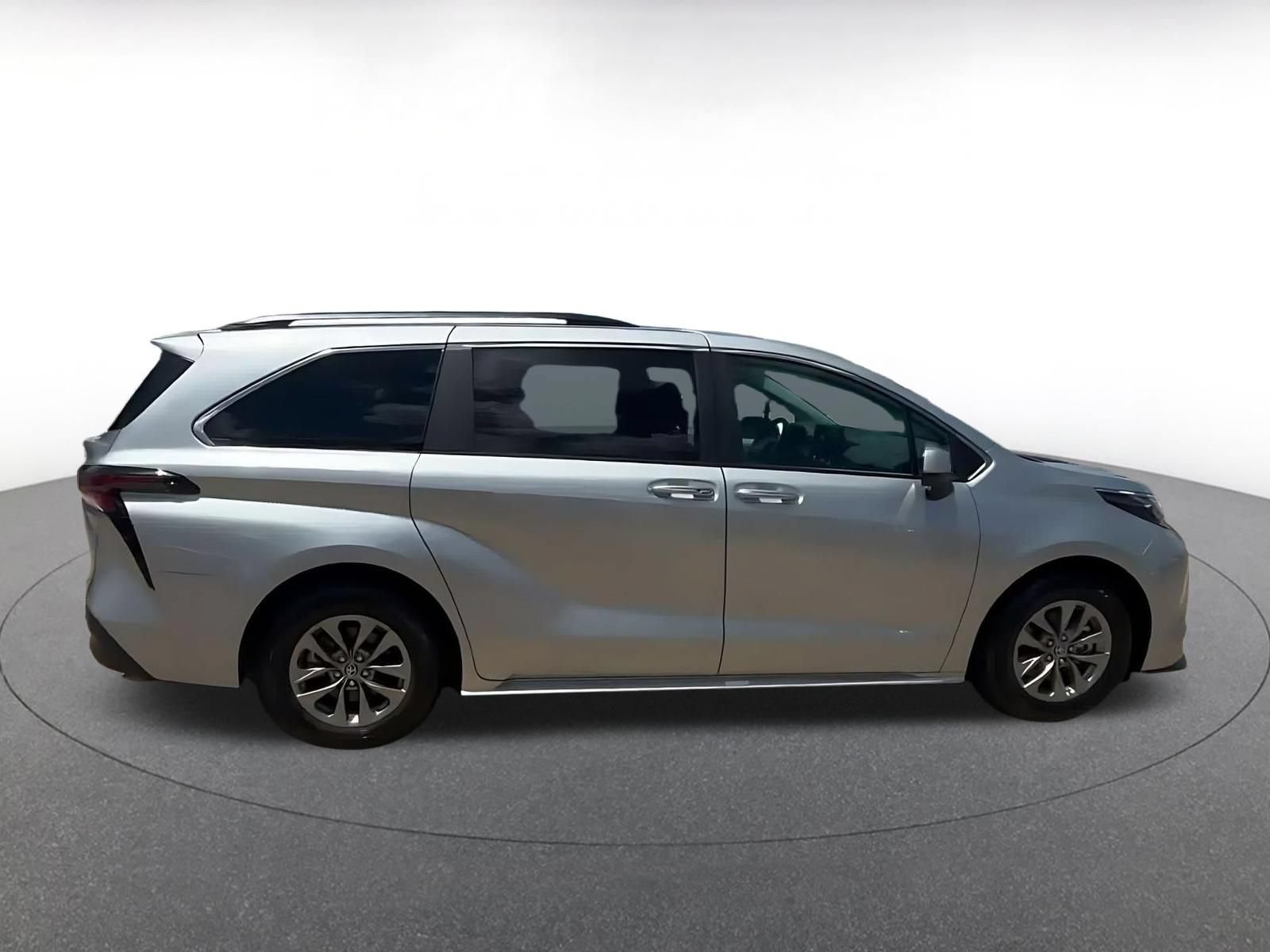 Used 2025 Toyota Sienna XLE FWD image 15