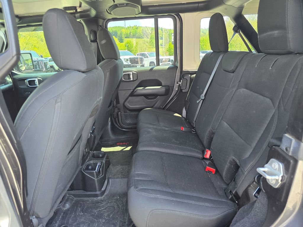 Used 2018 Jeep Wrangler Unlimited Sahara w/ LED Lighting Group AWD/4WD image 11