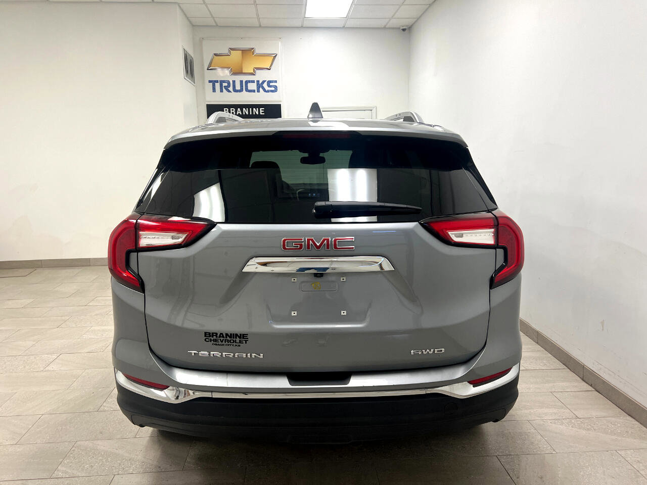 Used 2024 GMC Terrain SLT image 12