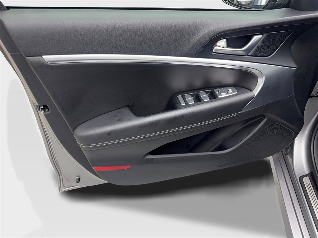 Used 2025 Genesis G70 2.5T image 31