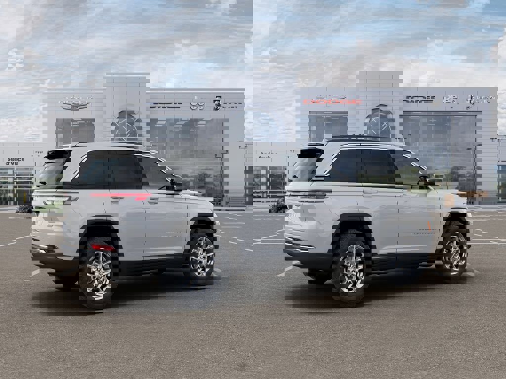 New 2026 Jeep Grand Cherokee Laredo image 4