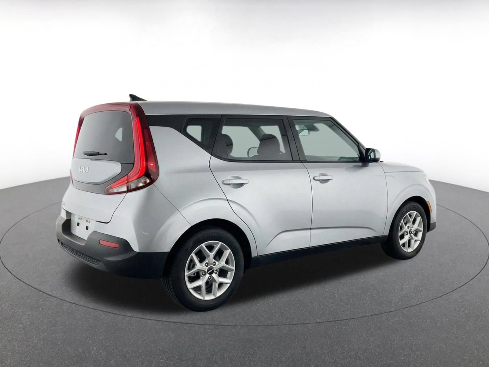 Used 2025 Kia Soul LX w/ LX Technology Package FWD image 8