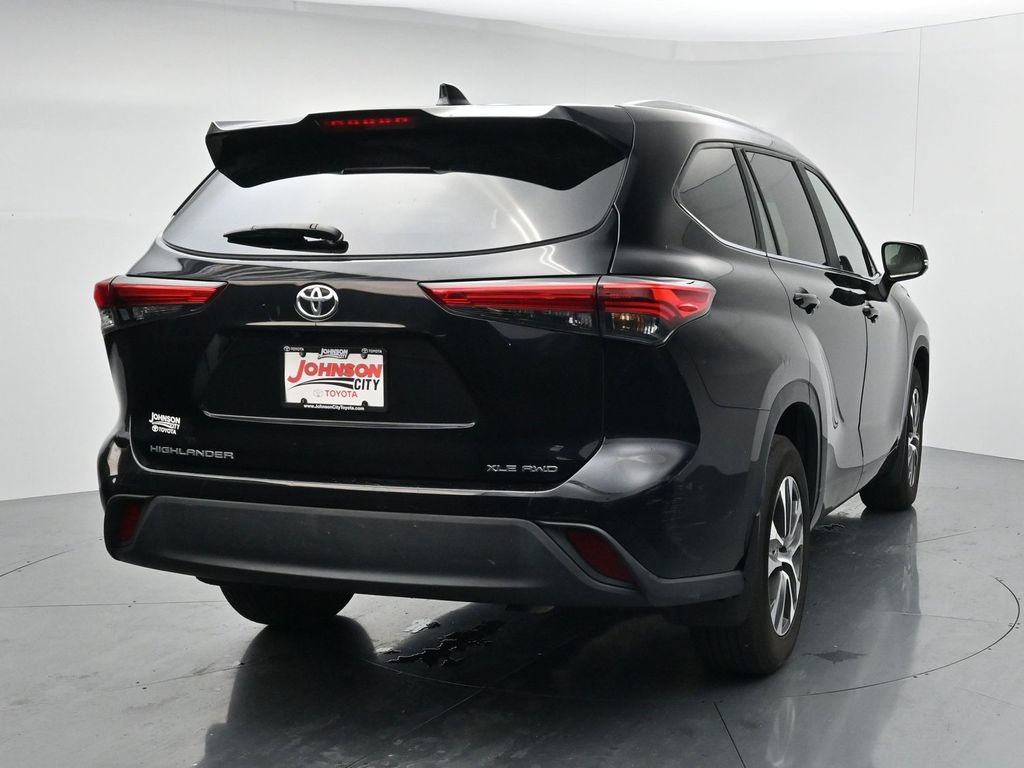 Used 2023 Toyota Highlander XLE AWD/4WD image 6