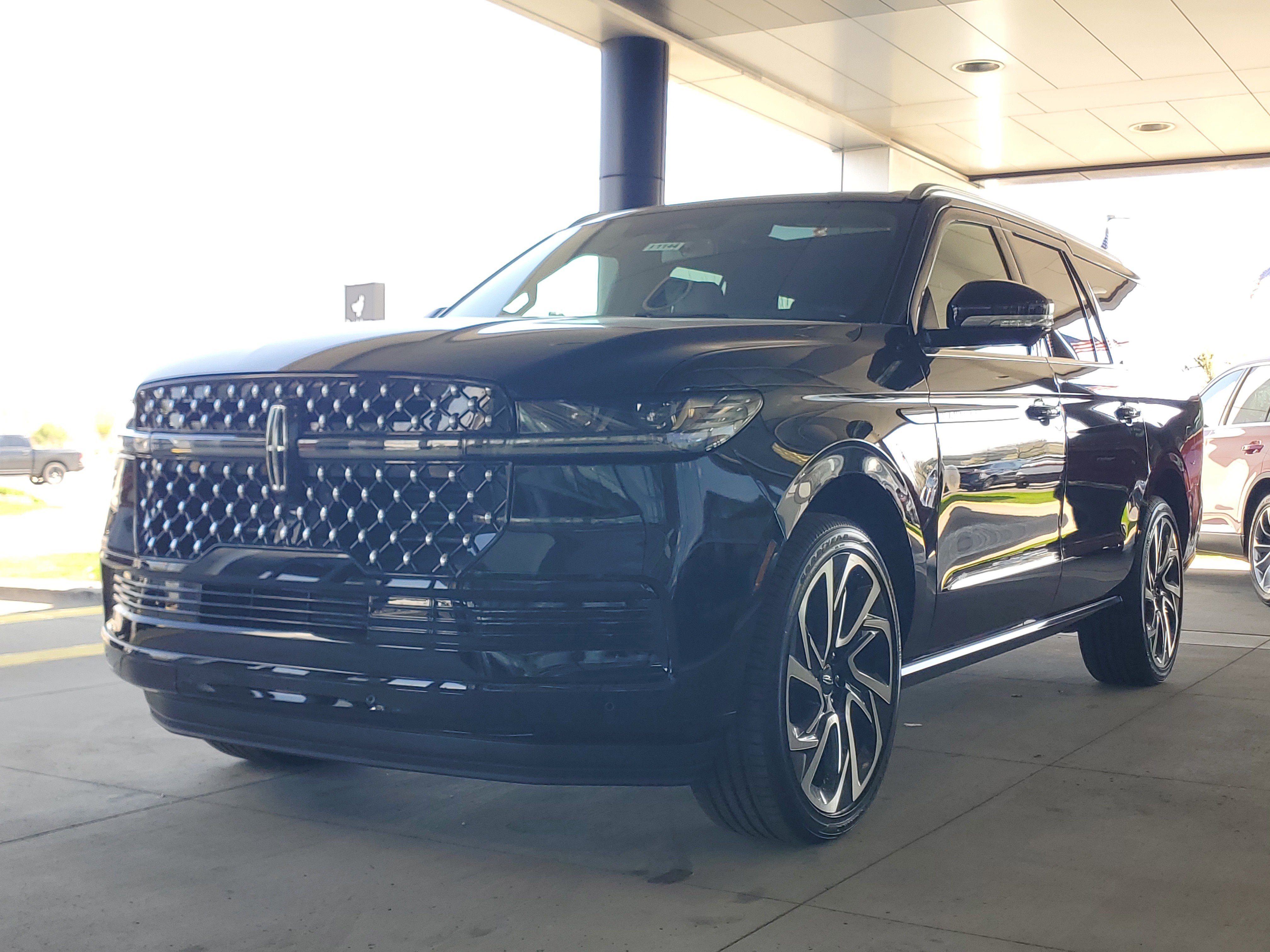 New 2026 Lincoln Navigator L Black Label AWD/4WD image 2