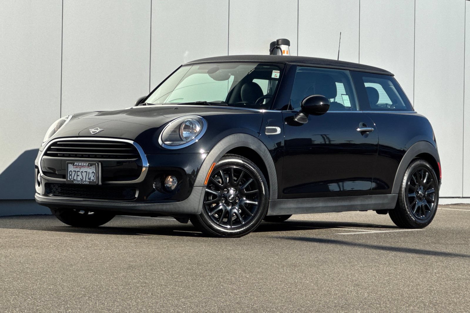 Used 2019 MINI Cooper 2-Door Hardtop w/ Signature Upholstery Package FWD image 1