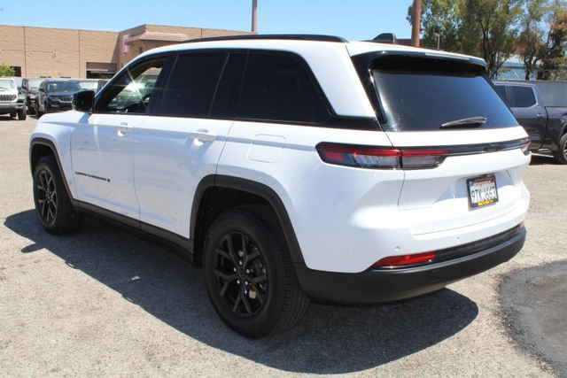 Used 2025 Jeep Grand Cherokee Altitude RWD image 6