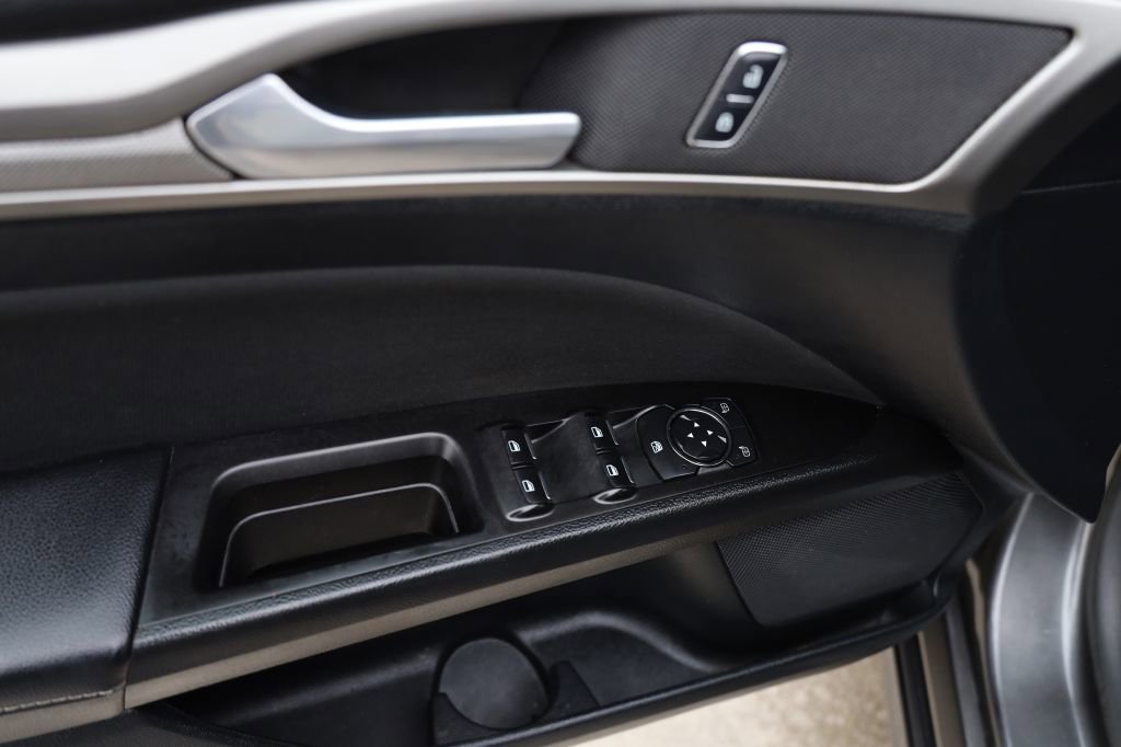 Used 2017 Ford Fusion SE w/ Fusion SE Technology Package image 11