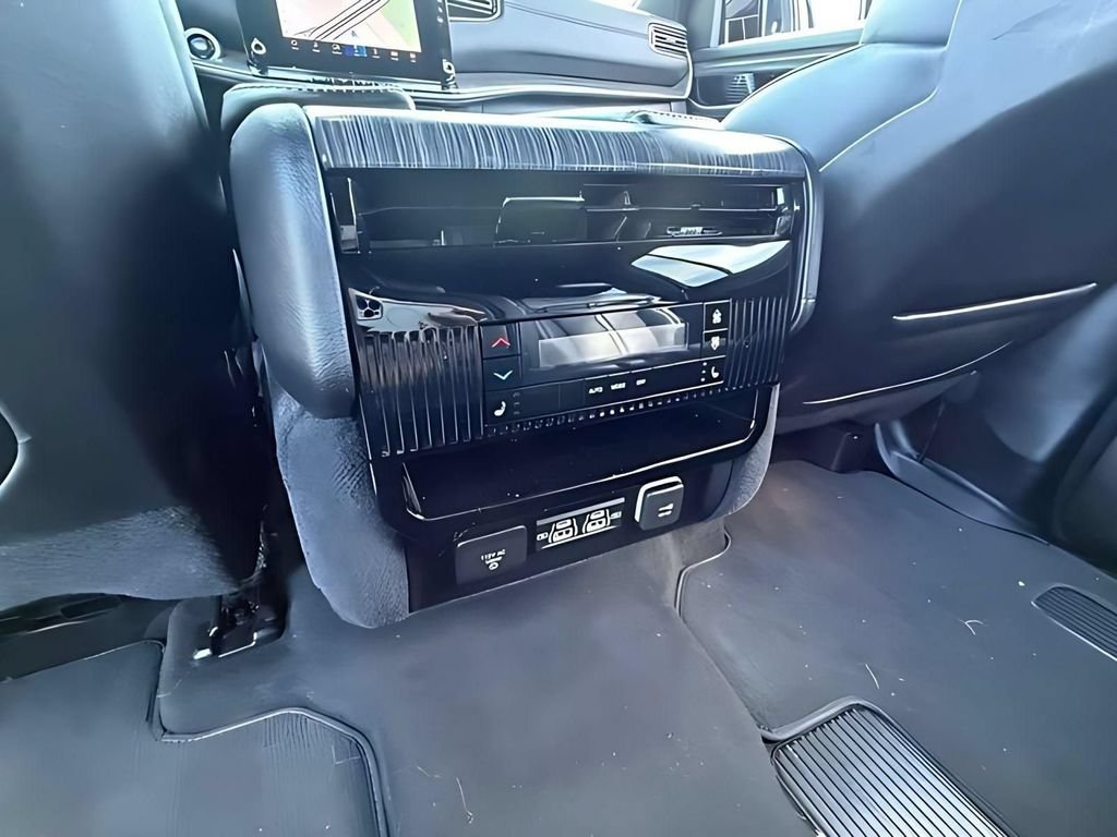 Used 2023 Jeep Wagoneer Series III w/ Preferred Equipment Group AWD/4WD image 31