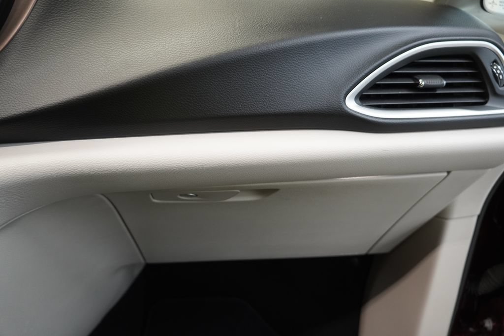Used 2017 Chrysler Pacifica Touring-L FWD image 36